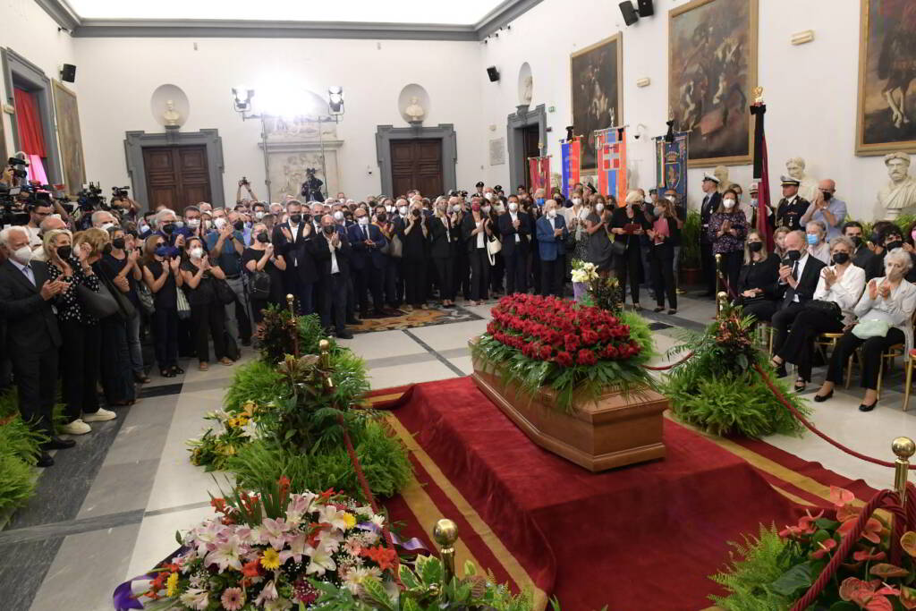 Una folla in lacrime in Campidoglio per l'ultimo saluto a Piero Angela