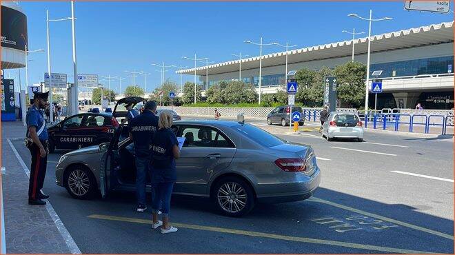 Fiumicino, a “caccia” di clienti in aeroporto: multa salata per un Ncc abusivo