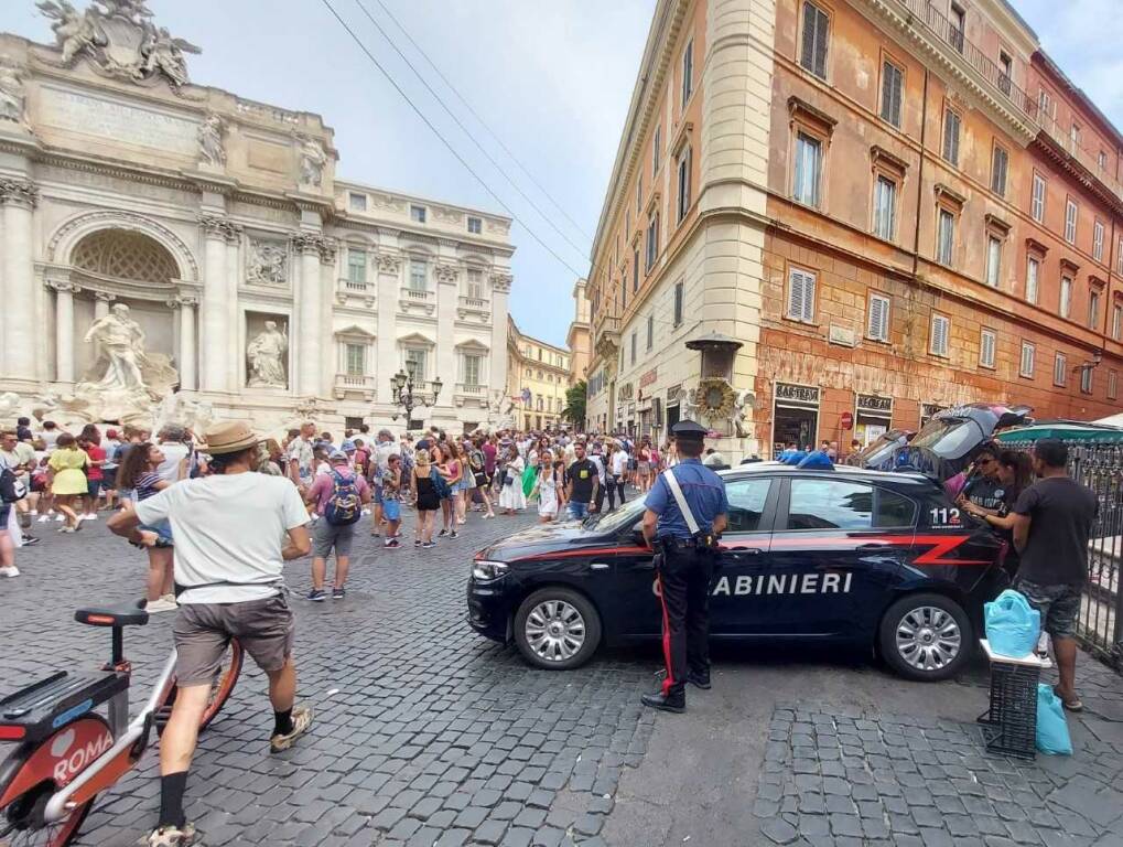 Roma, blitz contro i commercianti irregolari in centro: pioggia di multe