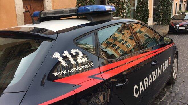 Roma, tenta di rapinarlo dopo un prelievo al bancomat: arrestato 28enne