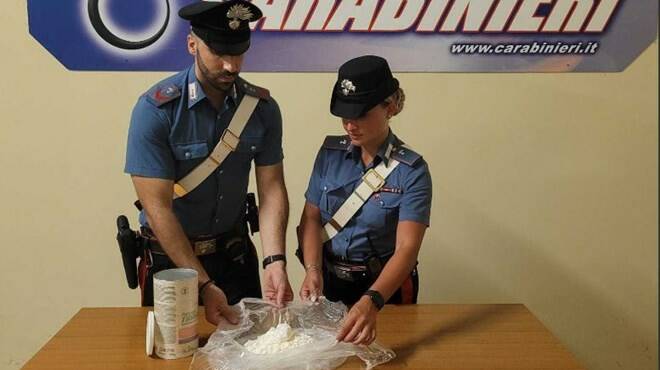 Alt dei carabinieri a Torvaianica, lui getta dal finestrino un barattolo: era pieno di coca