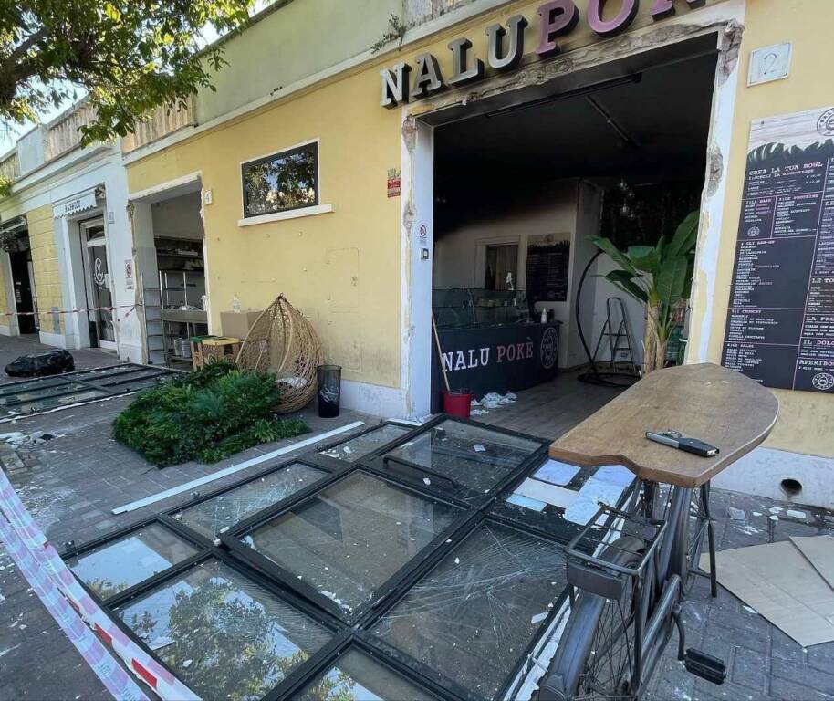 Ostia, esplosione in un locale. I proprietari: “Vogliono fermarci”