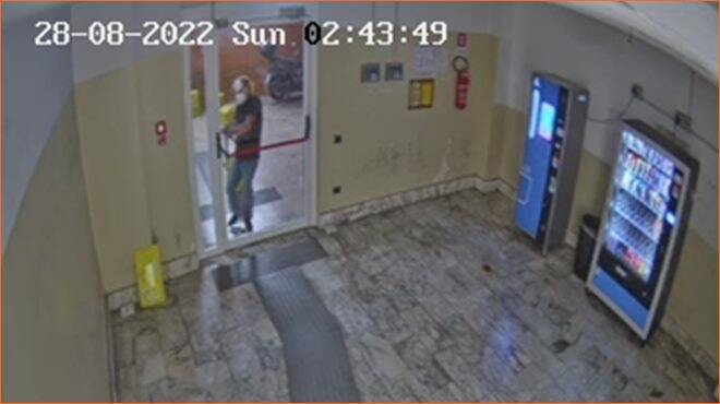 Eur, tenta il furto al Centro di Distribuzione di Poste Italiane: ladro incastrato dalle telecamere
