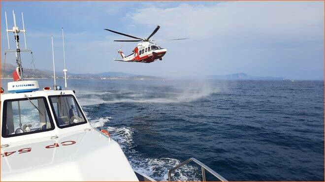 In fiamme una barca al largo di Ponza: 5 persone salvate dalla Guardia Costiera