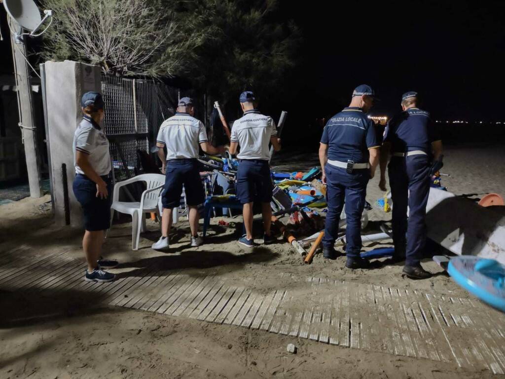 Terracina, blitz in spiaggia: rimossi sdraio e ombrelloni abusivi a “La Fiumetta”