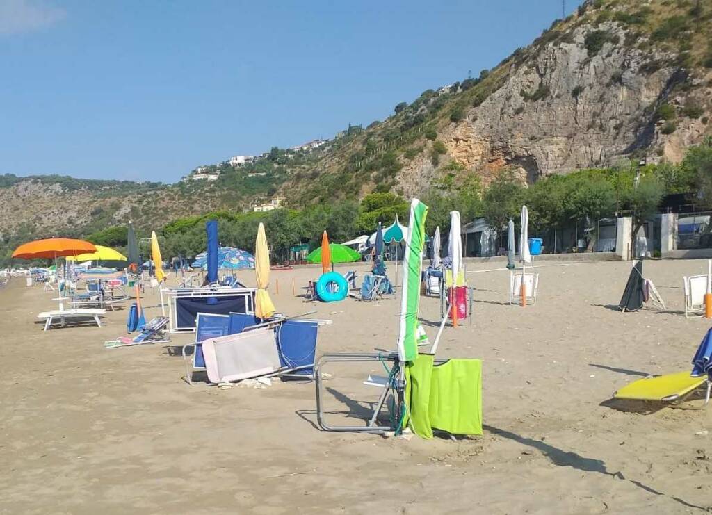 Terracina, blitz in spiaggia: rimossi sdraio e ombrelloni abusivi a “La Fiumetta”