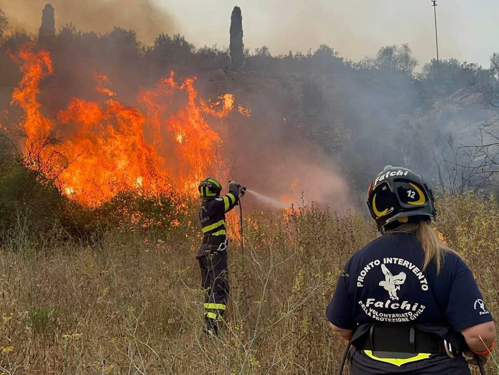 Inferno di fuoco a Fondi, raffica di incendi: le fiamme distruggono serre e minacciano case