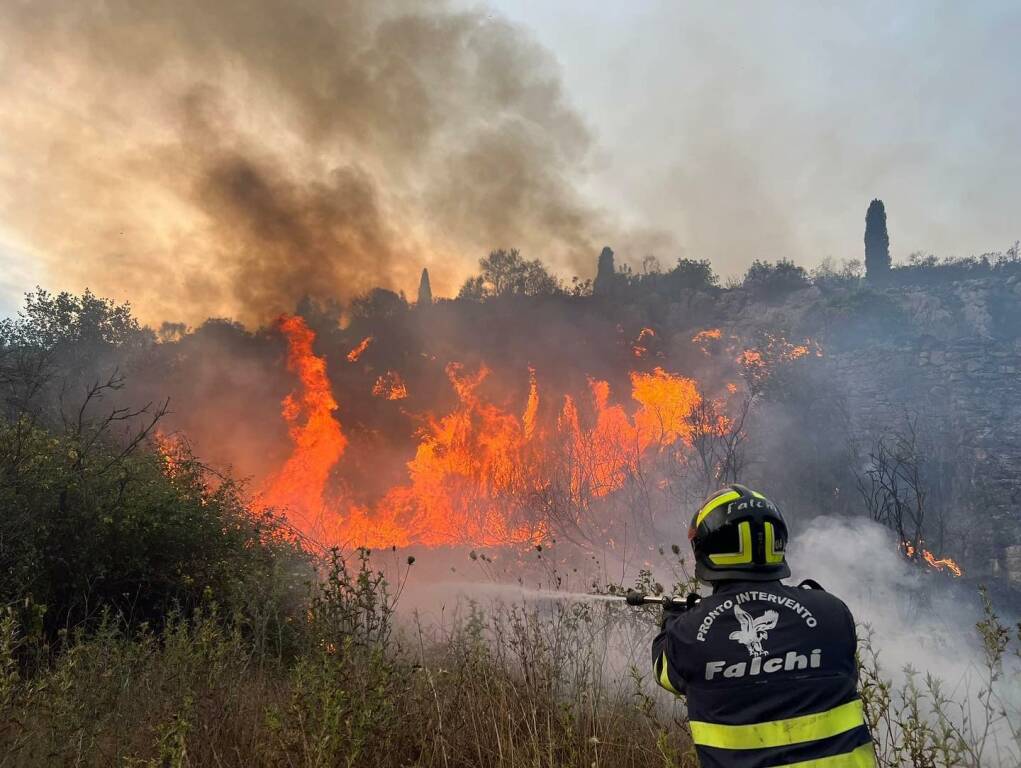 Inferno di fuoco a Fondi, raffica di incendi: le fiamme distruggono serre e minacciano case