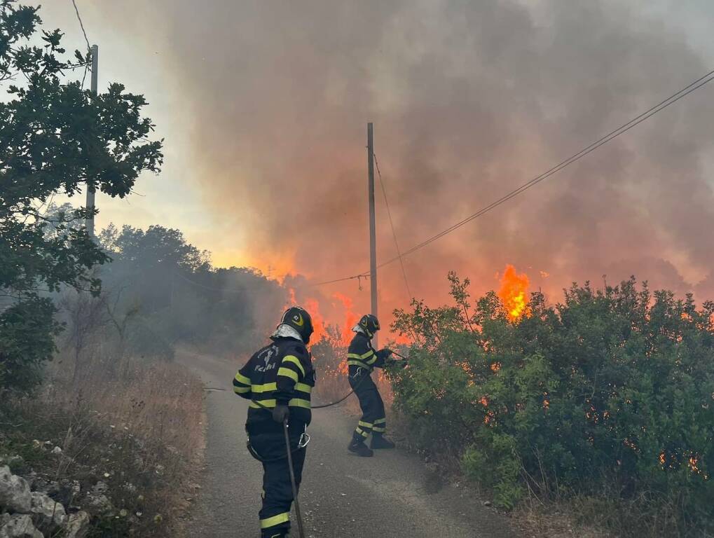 Inferno di fuoco a Fondi, raffica di incendi: le fiamme distruggono serre e minacciano case