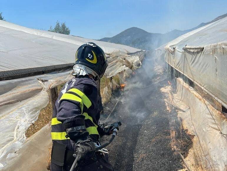 Inferno di fuoco a Fondi, raffica di incendi: le fiamme distruggono serre e minacciano case
