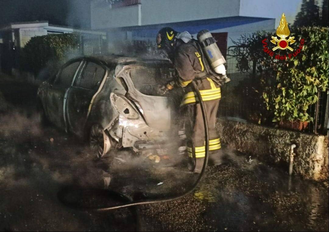 Incendio in via Compasso a Minturno, auto distrutta dalle fiamme