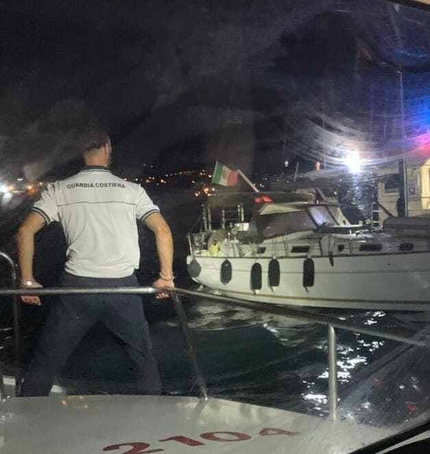 Civitavecchia, paura nel porto turistico: a fuoco una barca a vela