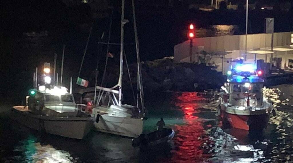 Civitavecchia, paura nel porto turistico: a fuoco una barca a vela