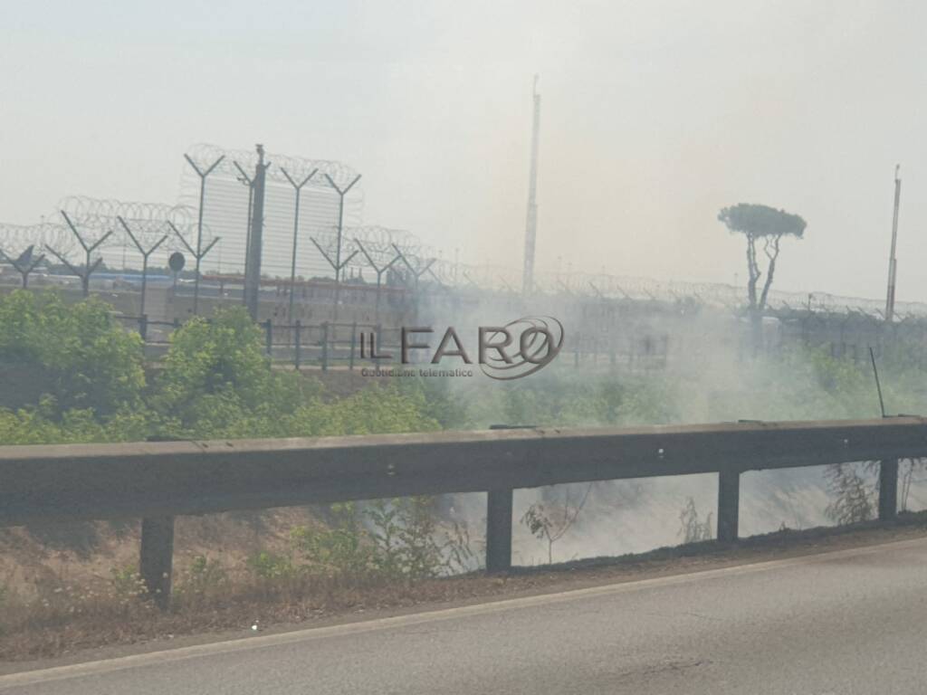 Incendio a ridosso di via Coccia di Morto: sterpaglie in fiamme e fumo alle porte di Focene