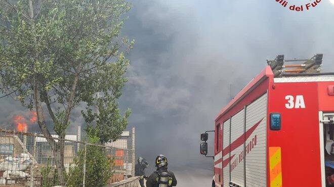 Incendio di sterpaglie sulla Roma-Fiumicino: il fumo invade la strada
