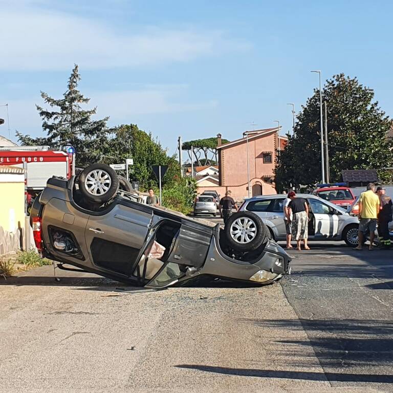 Incidente ad Ardea, un’auto si ribalta: 2 giovani estratti dalle lamiere