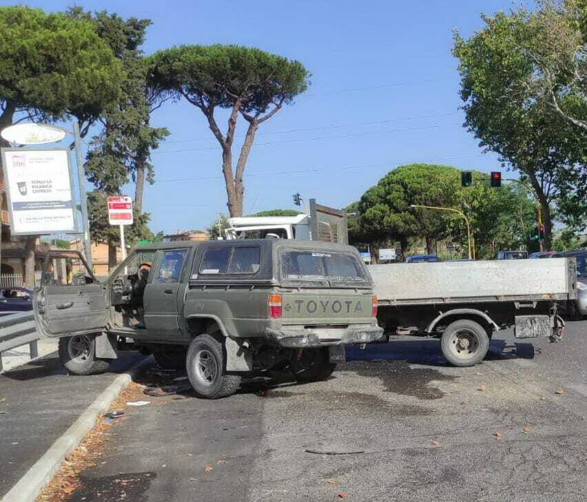 Palidoro, scontro tra auto sull’Aurelia: in tre estratti in gravi condizioni dalle lamiere