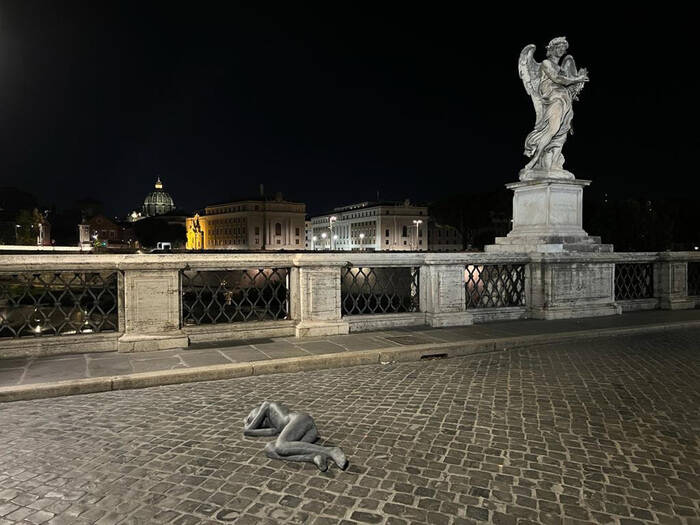 Su ponte Sant’Angelo spunta una nuova statua: è il giovane profugo di Jago
