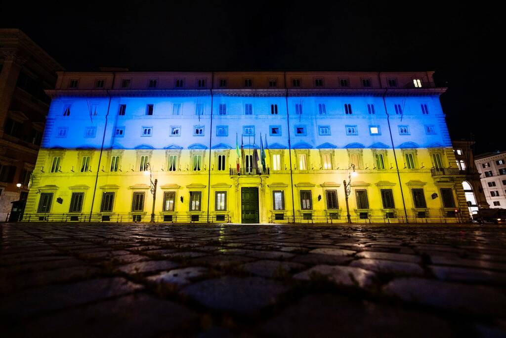 Palazzo Chigi nella notte illuminato con colori dell’Ucraina per la festa nazionale