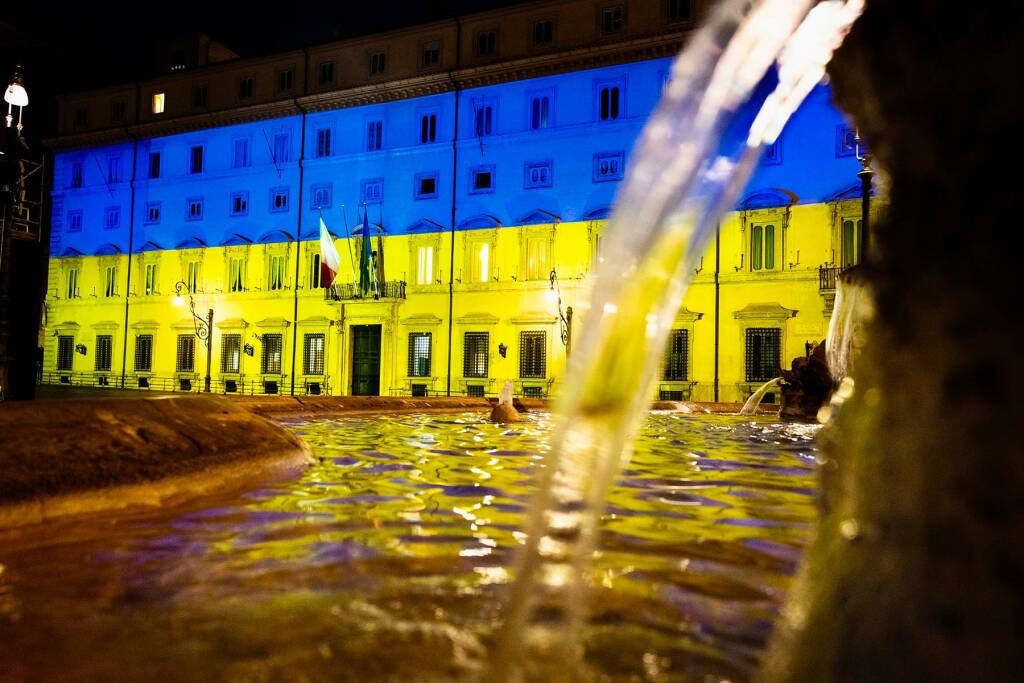 Palazzo Chigi nella notte illuminato con colori dell’Ucraina per la festa nazionale