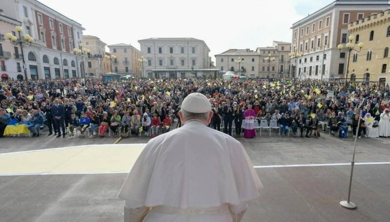 Il Papa a L’Aquila abbraccia i familiari delle vittime del terremoto
