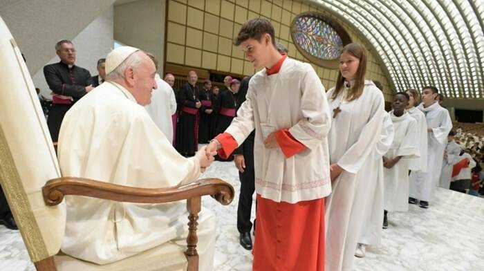 Il Papa ai chierichetti: “Non vergognatevi di essere sull’altare: è un onore servire a Messa”