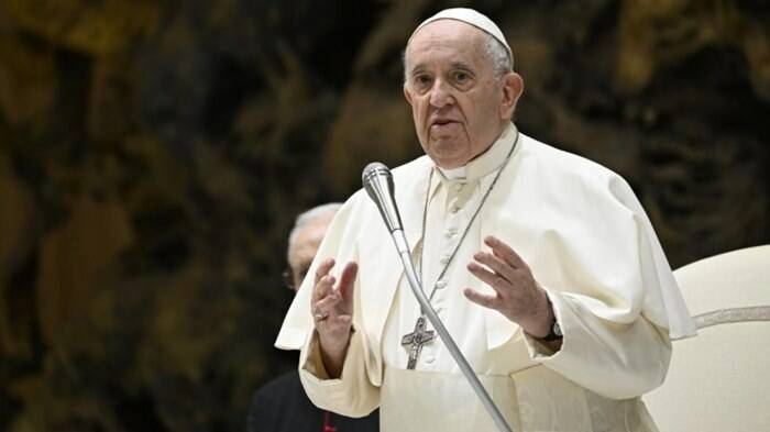 Meeting di Rimini, la stoccata del Papa ai politici: “Non c’è bisogno di chi dà lezioni da un balcone”