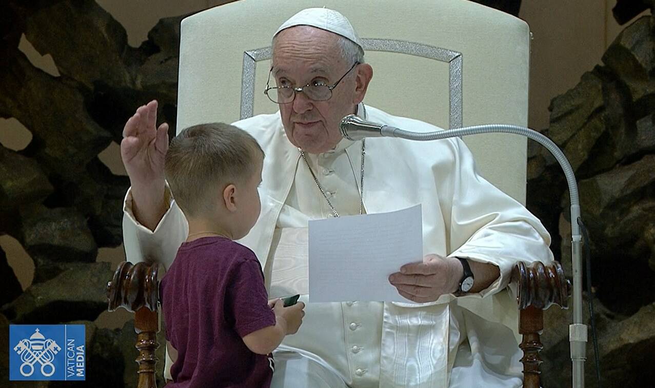 Fuori programma in Vaticano: bimbo supera la sicurezza e corre a salutare il Papa