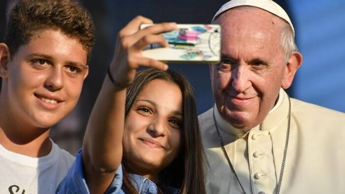 Il Papa ai giovani: “Basta cercare like sui social: andiamo verso l’alto e verso l’altro”