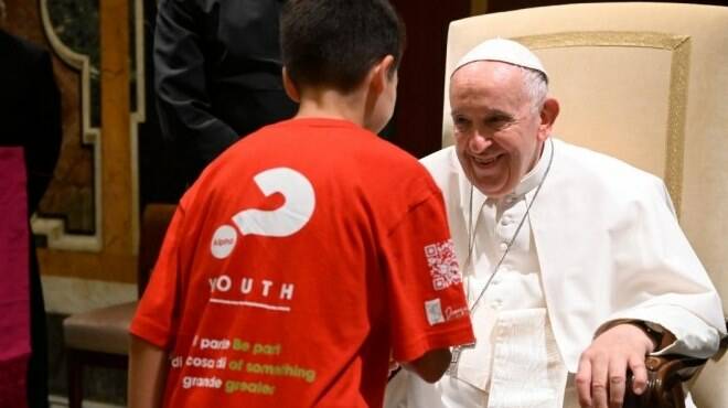 Il Papa ai giovani: “Gesù non è una regola morale: è un amico, un compagno di strada”