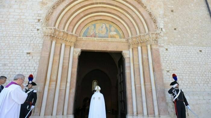 Il Papa a L’Aquila apre la Porta Santa di Collemaggio: “La pace si costruisce col perdono”