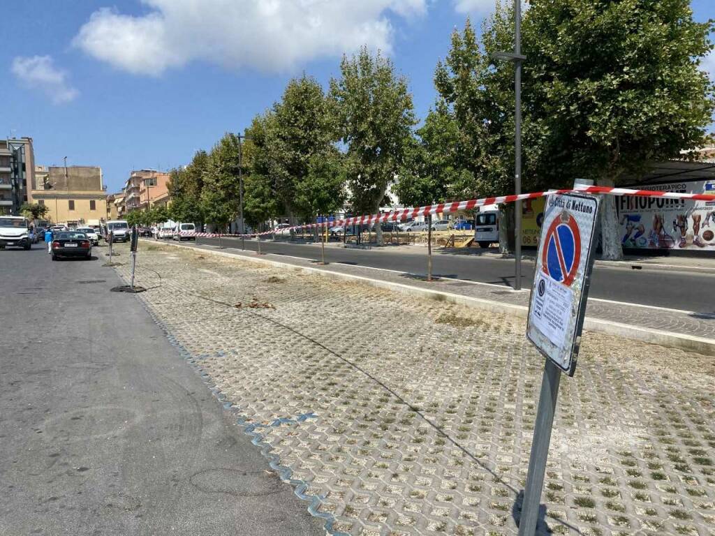 Nettuno, nuove panchine e cestini per il parcheggio: piazzale Berlinguer chiuso al transito