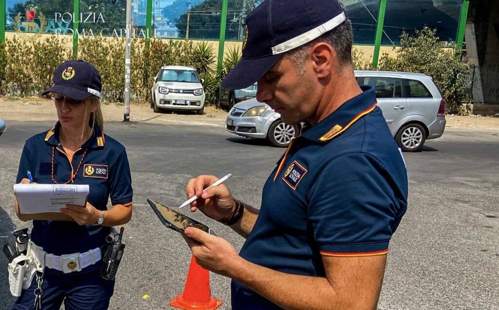 Roma, investe un pedone e fugge: rintracciato e denunciato giovane automobilista