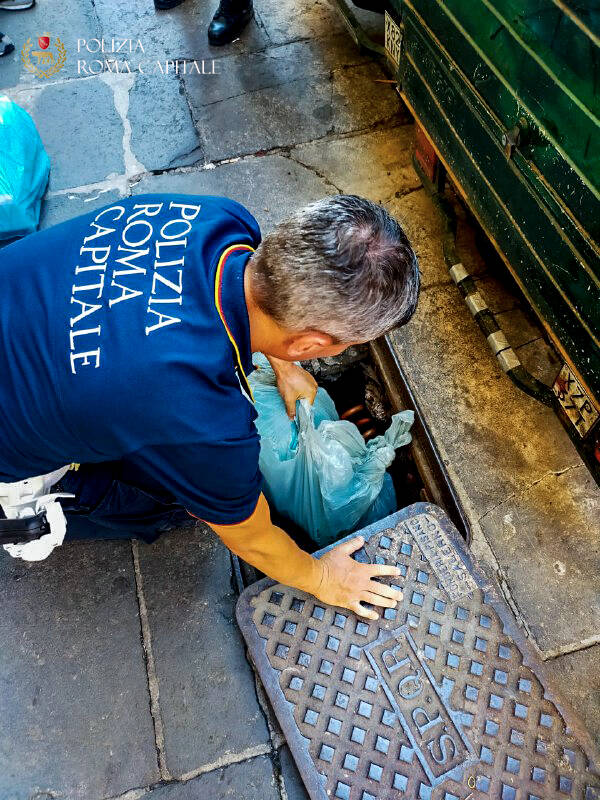 Roma, nei tombini i venditori abusivi nascondono souvenir e ombrelli: la scoperta dei vigili