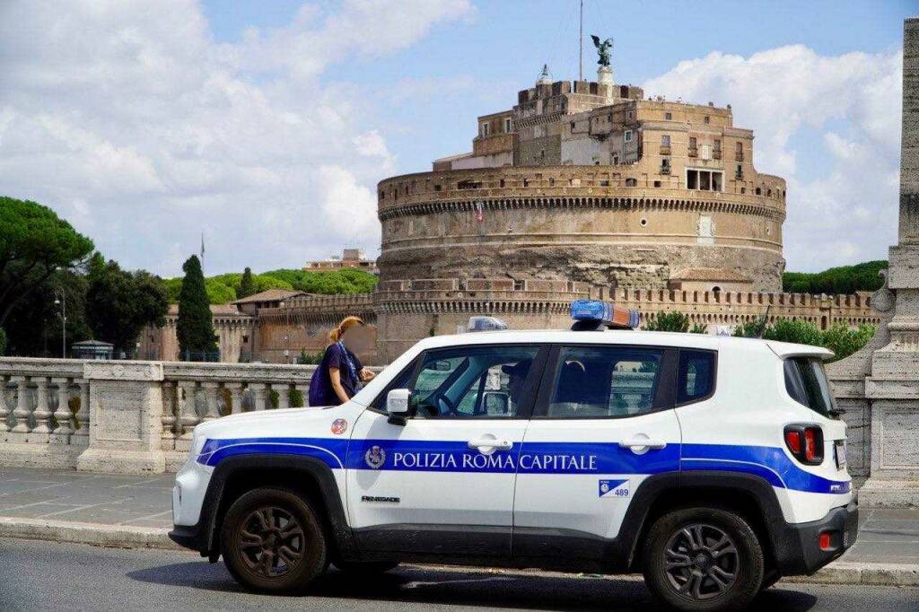 Turista fa volare un drone su Castel Sant’Angelo: denunciato
