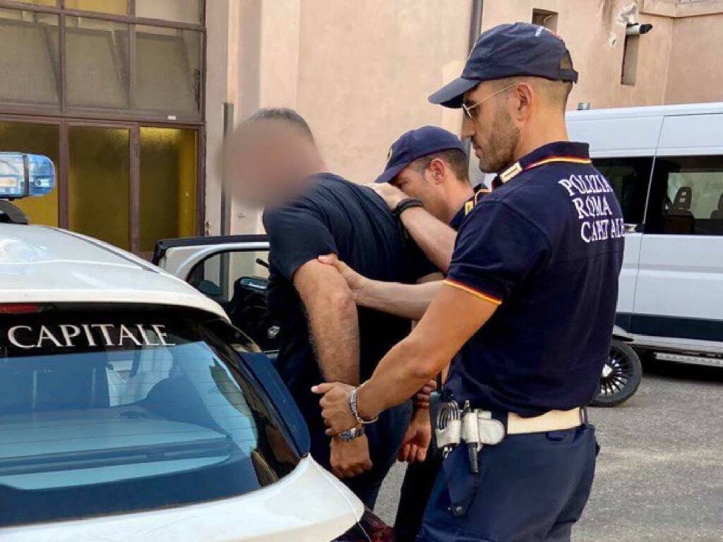 Roma, parrucca e baffi finti per saccheggiare il centro commerciale: arrestato