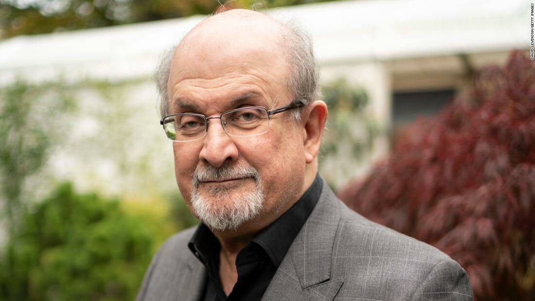 Pugnalato lo scrittore Salman Rushdie, è grave: rischia di perdere un occhio