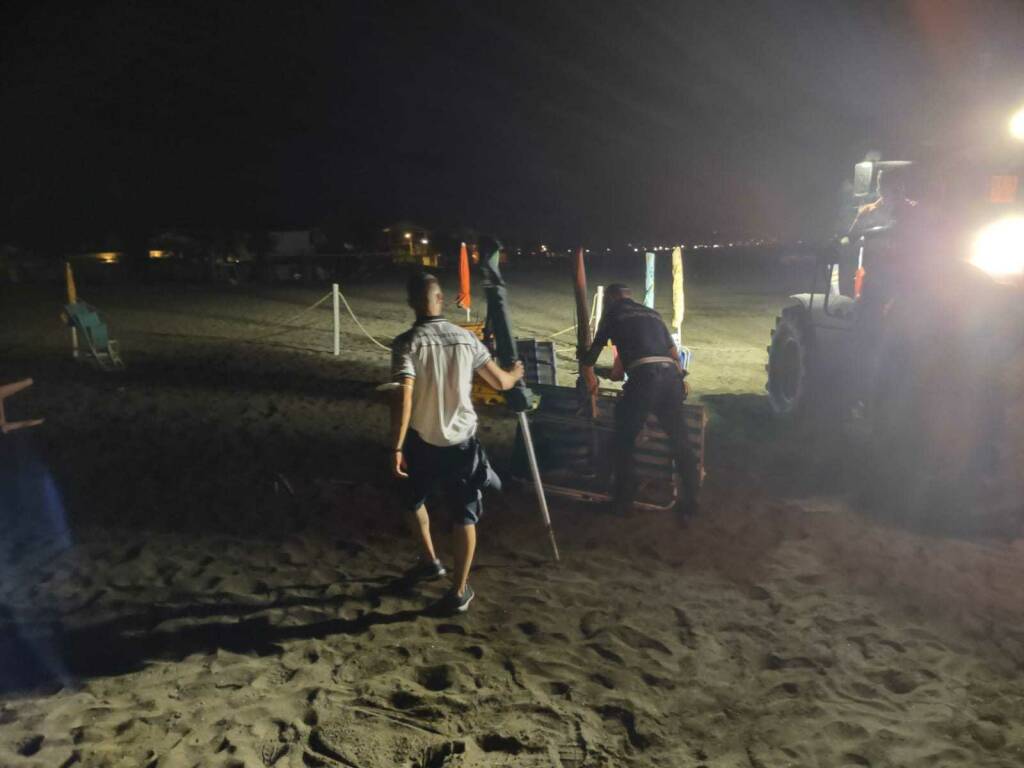 Terracina. Ombrelloni, sdraio e lettini occupavano la spiaggia libera: scatta il sequestro