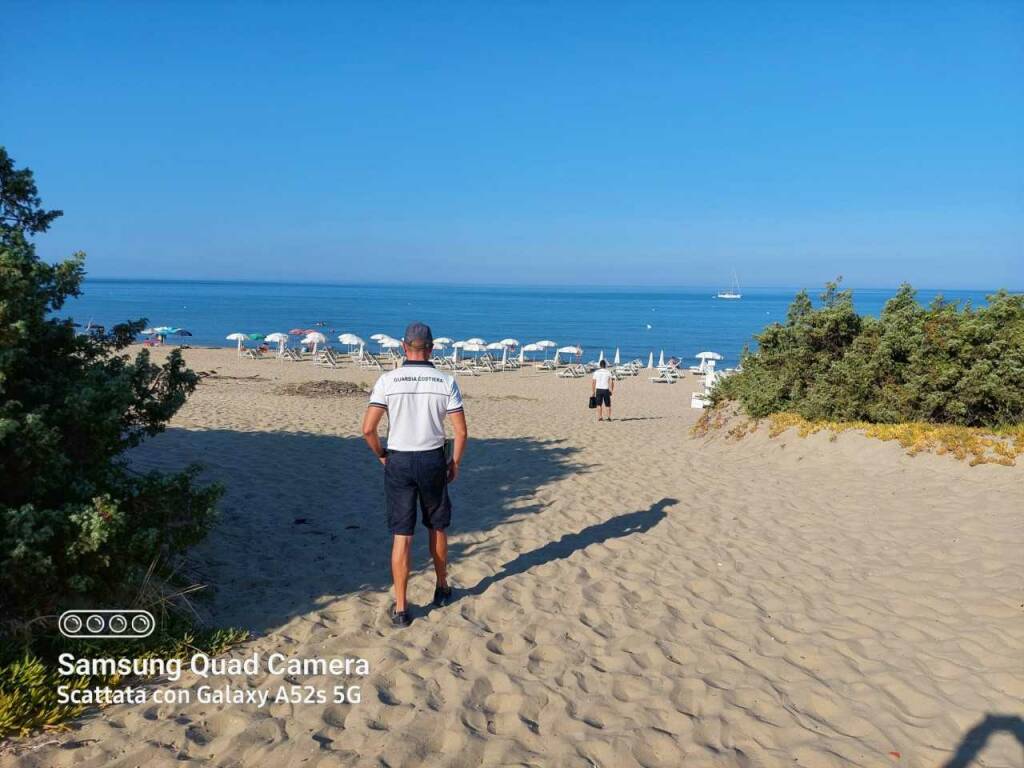 Sabaudia, maxi-sequestro di attrezzature balneari: occupavano oltre un chilometro di spiaggia libera