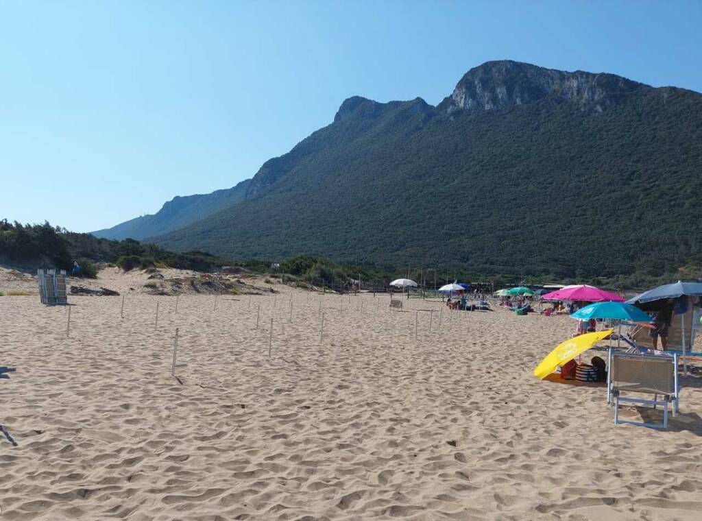 Sabaudia, maxi-sequestro di attrezzature balneari: occupavano oltre un chilometro di spiaggia libera