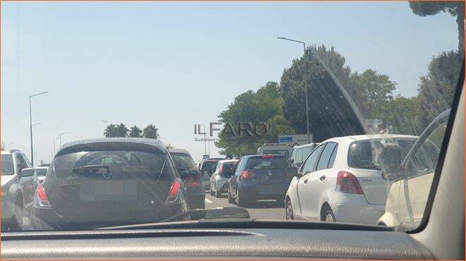 Incendio sulla Roma-Fiumicino, il fumo invade la strada: autostrada chiusa