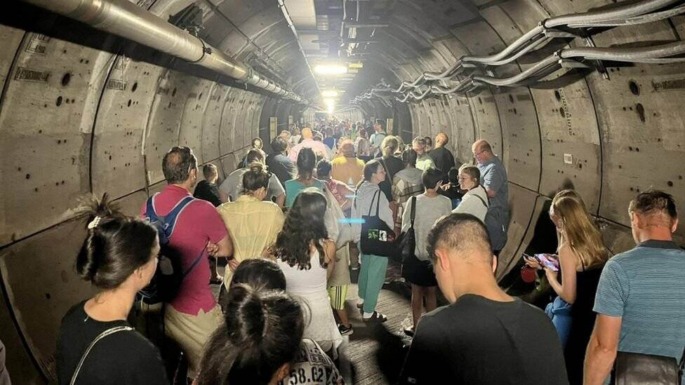 Allarme sul treno sotto la Manica: passeggeri bloccati per ore nel tunnel d’emergenza