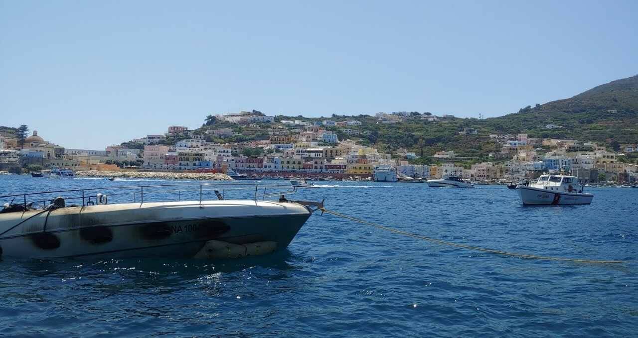 Ponza, yacht incendiato a largo di Frontone: la Guardia costiera recupera il natante