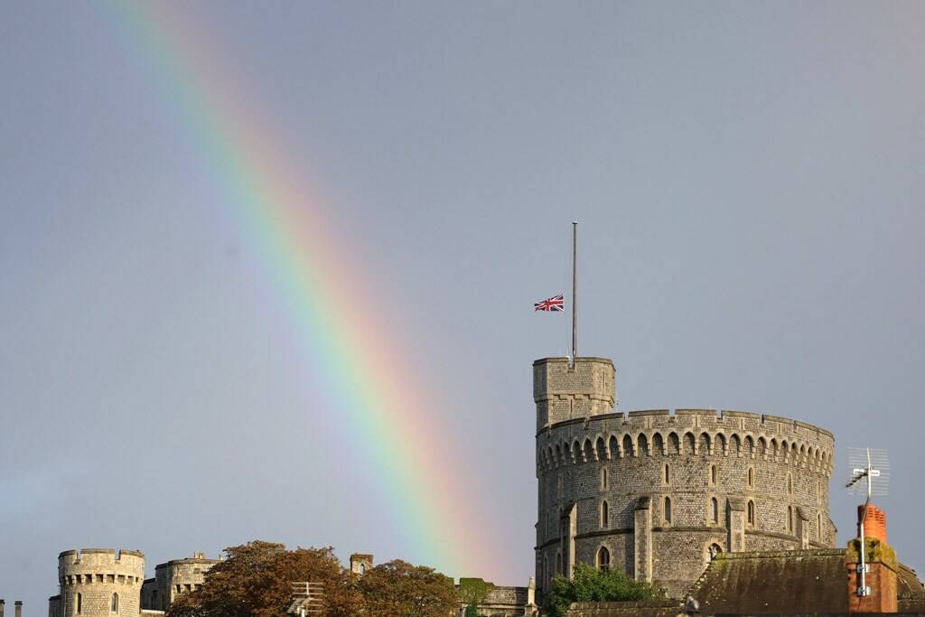 Bandiera a mezz’asta e arcobaleno sul castello di Windsor: la foto fa il giro del mondo