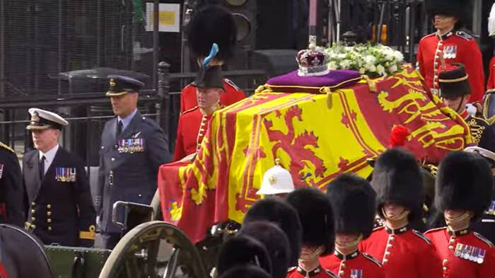 Londra rende omaggio a Elisabetta II: il feretro arriva a Westminster Hall tra gli applausi