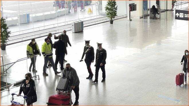 Fiumicino, sorpresi a rubare al duty free dell’aeroporto: denunciati 8 viaggiatori