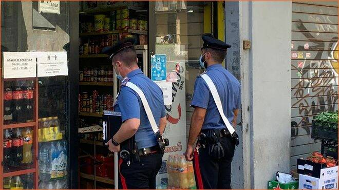 Roma, rapinò un minimarket armato di coltello: pregiudicato incastrato dalle telecamere