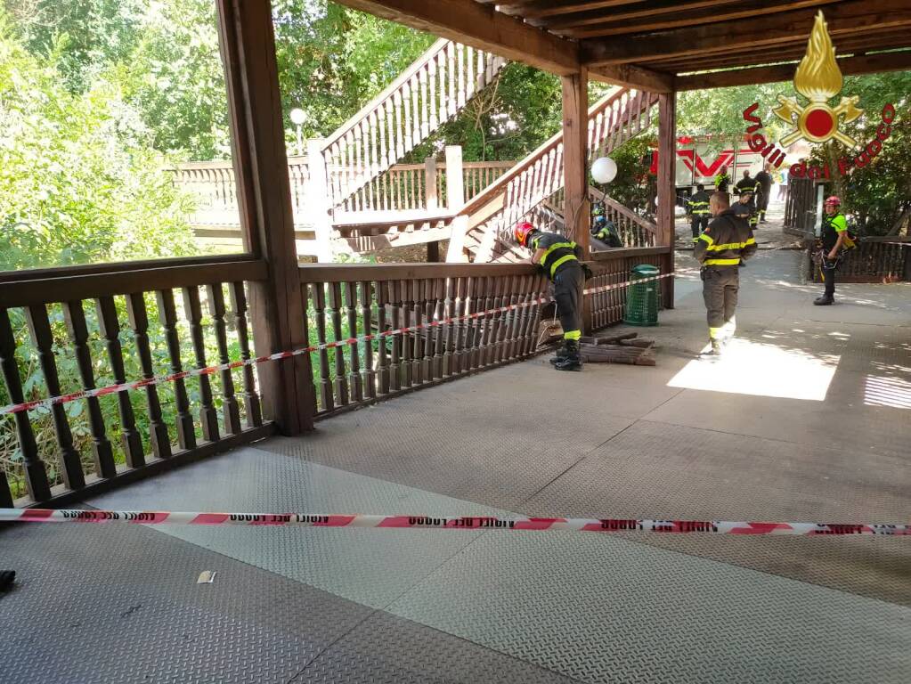 Roma, crolla una scalinata dopo uno spettacolo: tragedia sfiorata al Globe Theatre