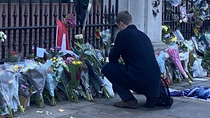 Il mondo piange Elisabetta II: fiori e messaggi davanti ambasciate e monumenti