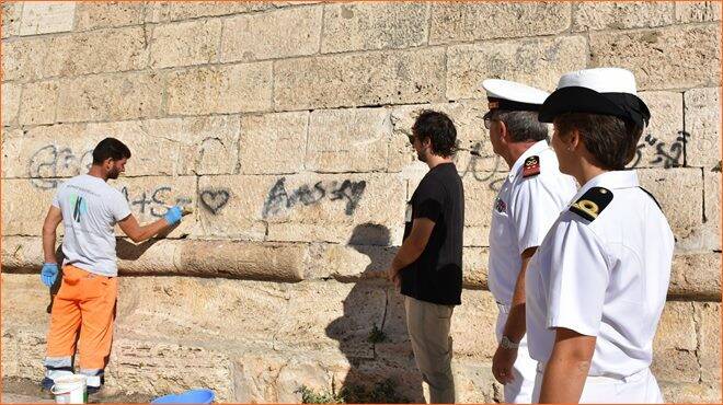 Civitavecchia, rimosse le scritte vandaliche sulle mura del Forte Michelangelo
